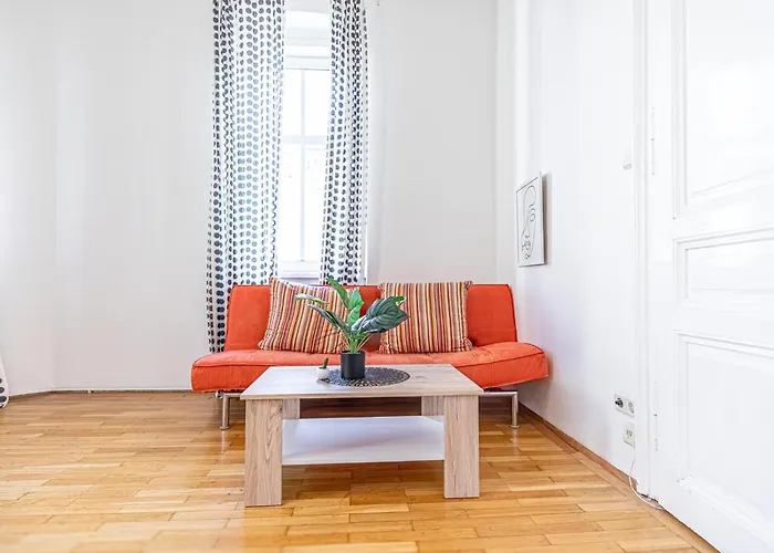 Daire Budget-Friendly 3-Br Apartment Rathausplatz *