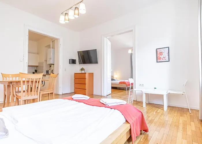 Budget-Friendly 3-Br Apartment Rathausplatz Daire