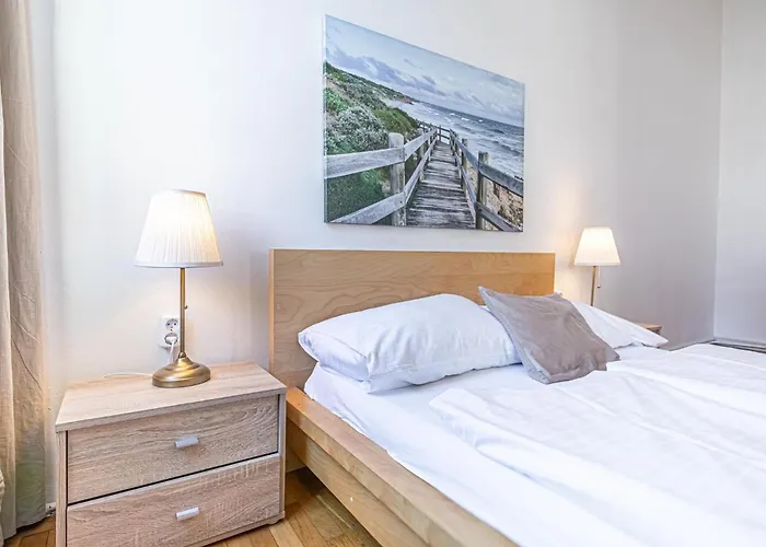 Budget-Friendly 3-Br Apartment Rathausplatz Daire