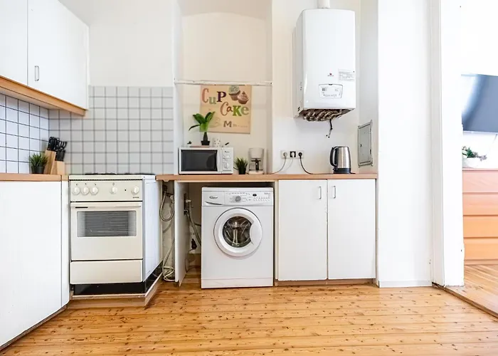 Budget-Friendly 3-Br Apartment Rathausplatz Daire *