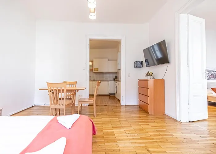 Budget-Friendly 3-Br Apartment Rathausplatz Daire *