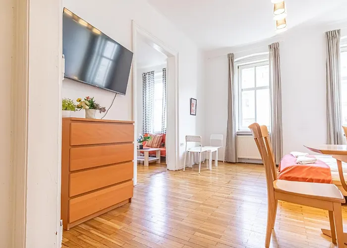 Budget-Friendly 3-Br Apartment Rathausplatz