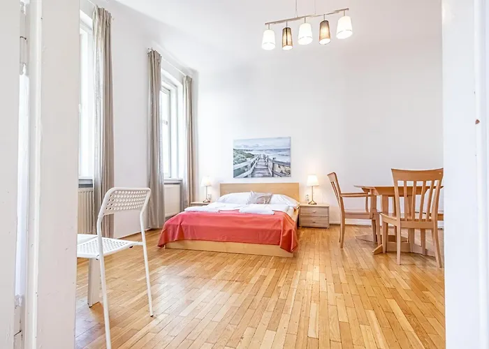 Budget-Friendly 3-Br Apartment Rathausplatz Daire *