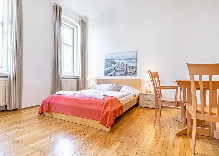 Budget-Friendly 3-Br Apartment Rathausplatz *