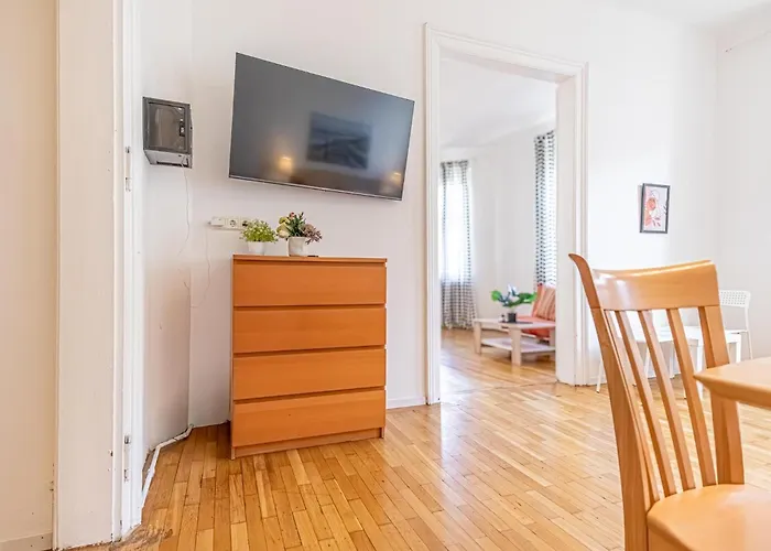 Daire Budget-Friendly 3-Br Apartment Rathausplatz Viyana