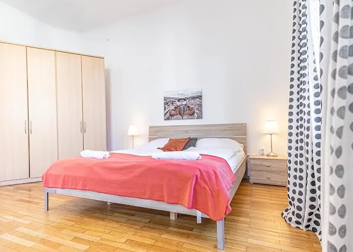 Daire Budget-Friendly 3-Br Apartment Rathausplatz *