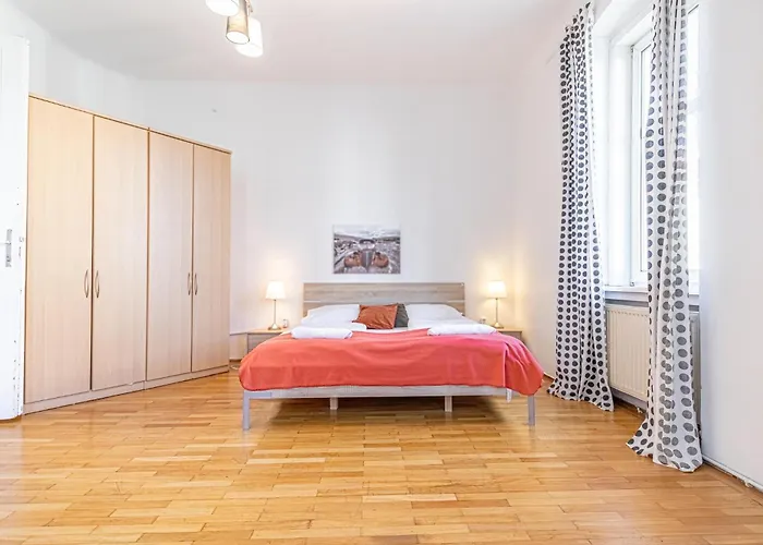 Daire Budget-Friendly 3-Br Apartment Rathausplatz