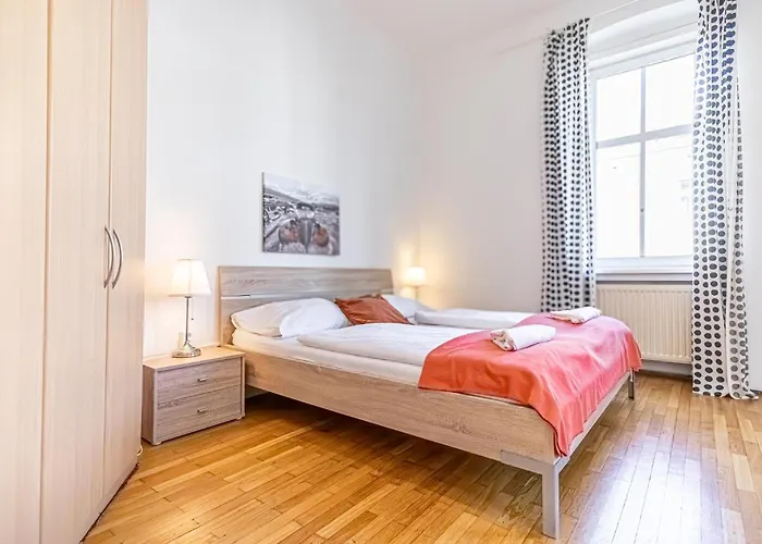 Daire Budget-Friendly 3-Br Apartment Rathausplatz