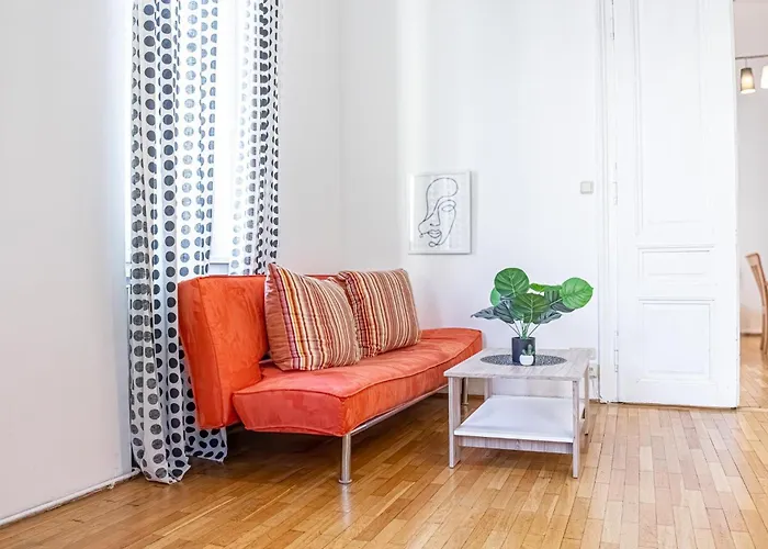 Daire Budget-Friendly 3-Br Apartment Rathausplatz *