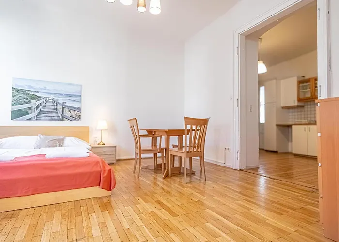 Budget-Friendly 3-Br Apartment Rathausplatz Daire *