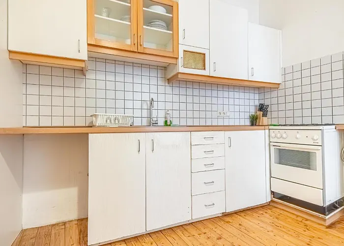 Daire Budget-Friendly 3-Br Apartment Rathausplatz *