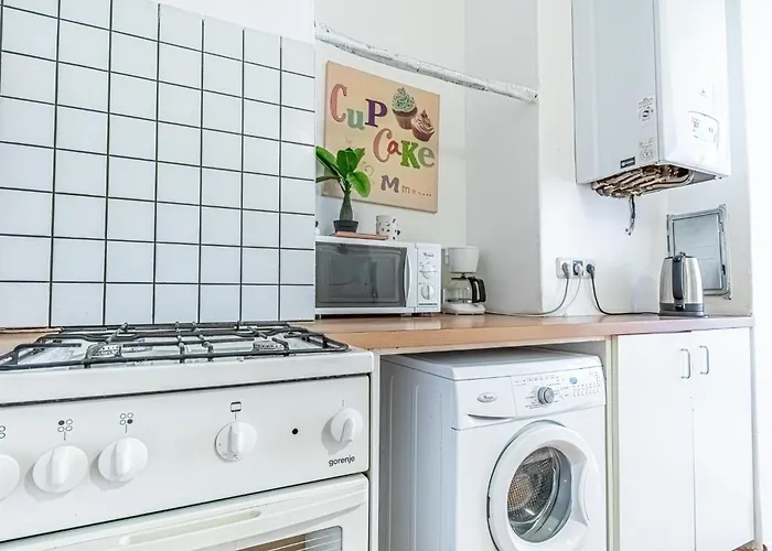 Budget-Friendly 3-Br Apartment Rathausplatz *
