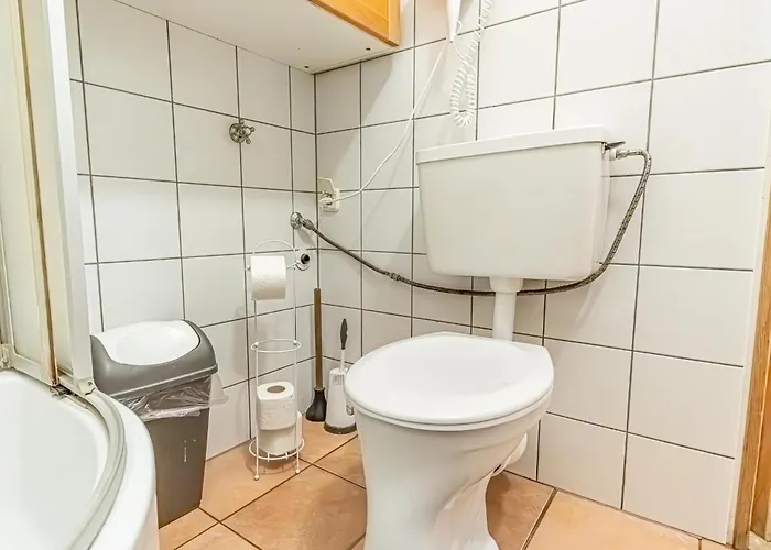 Budget-Friendly 3-Br Apartment Rathausplatz Daire *